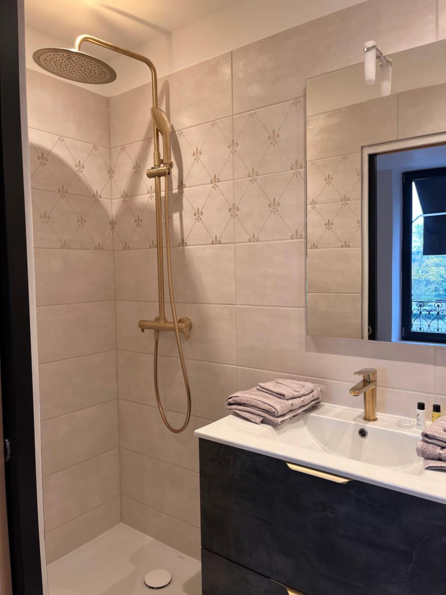 Hdg Hotel Gare De L'Isle Adam Appart'S Hotel Parmain 外观 照片