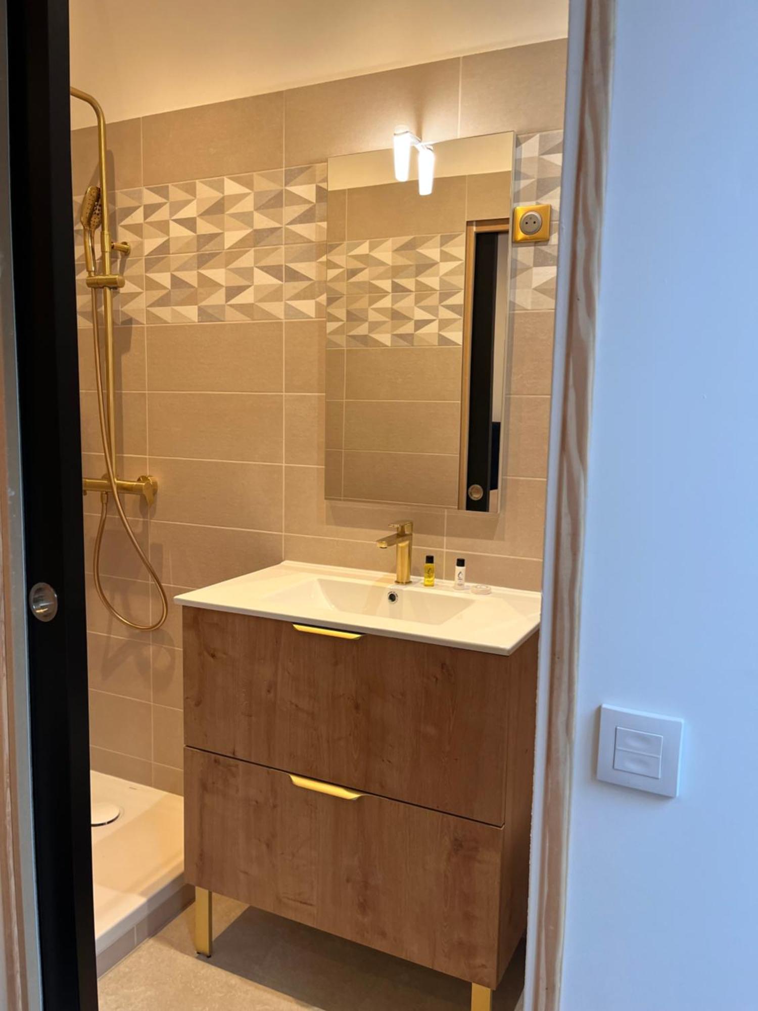 Hdg Hotel Gare De L'Isle Adam Appart'S Hotel Parmain 外观 照片